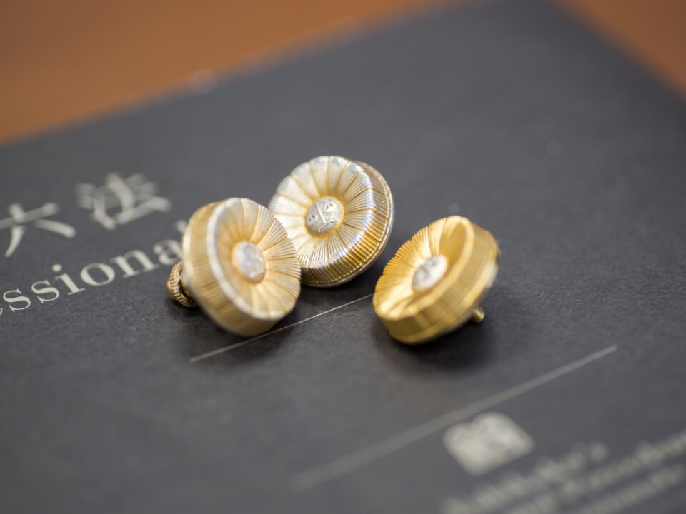 弁護士バッジと六法全書