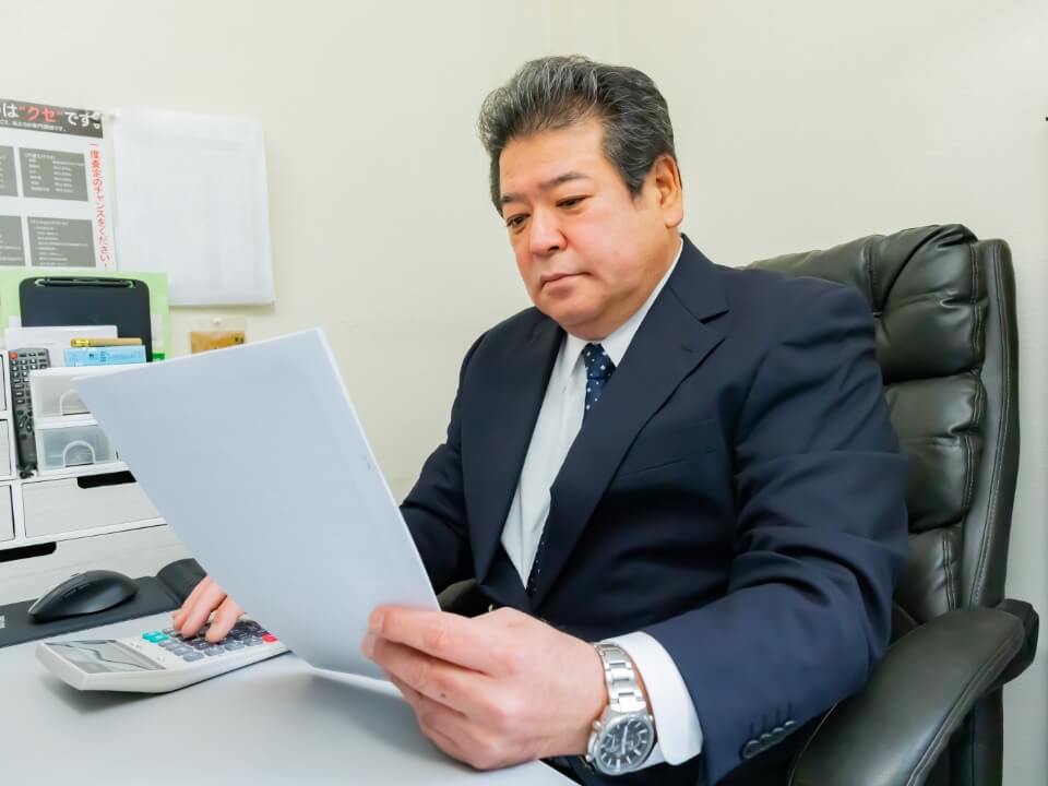 南代表　書類を真剣に確認する様子