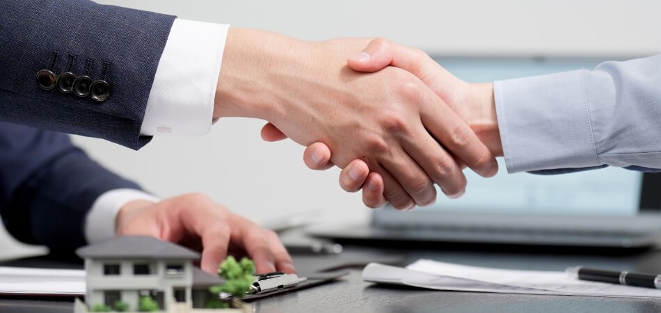 不動産の打ち合わせ　握手する手