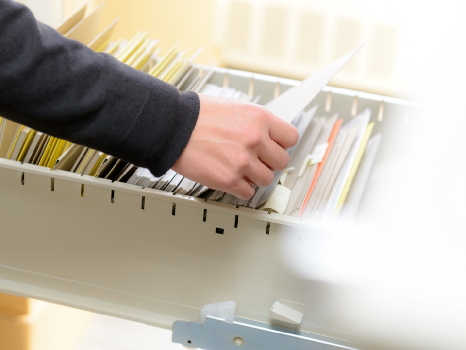 書類を整理する手