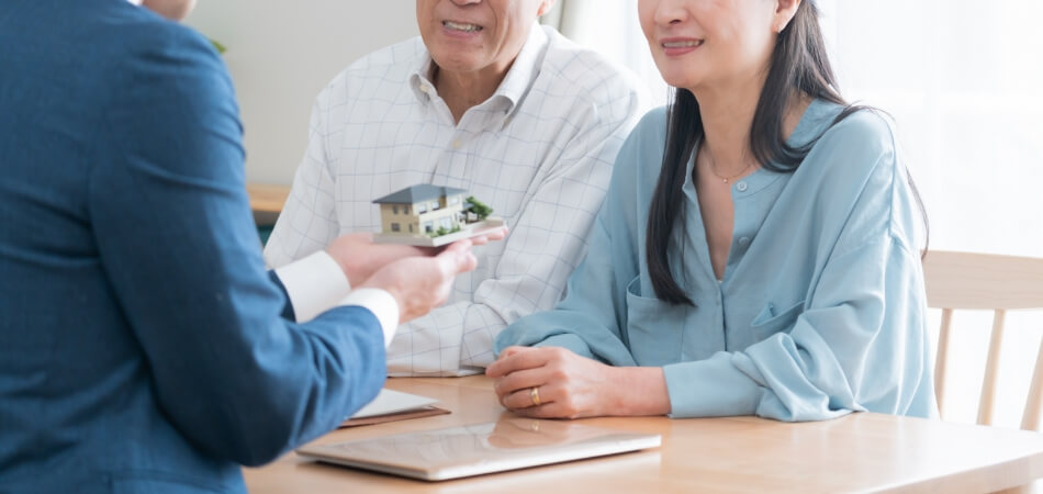 不動産買取を提案する人物とクライアント