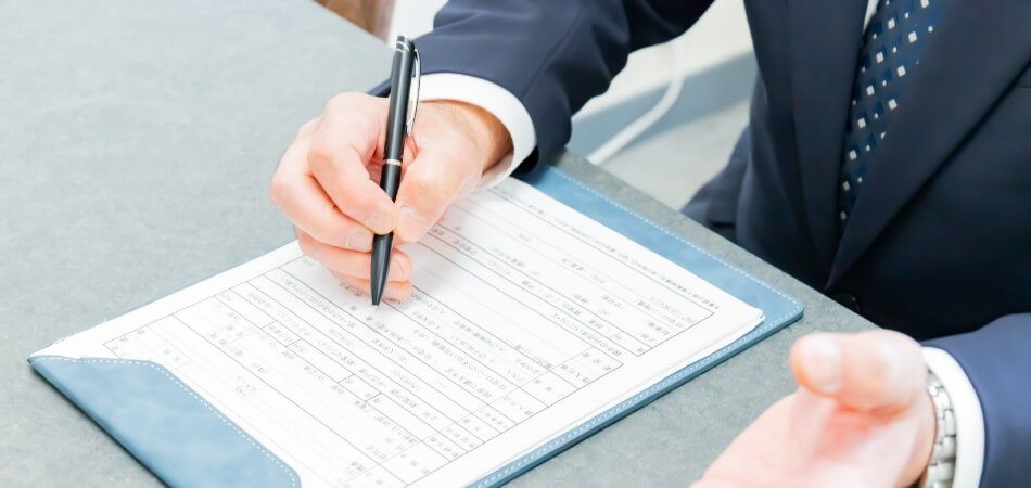 書類を記載する手元