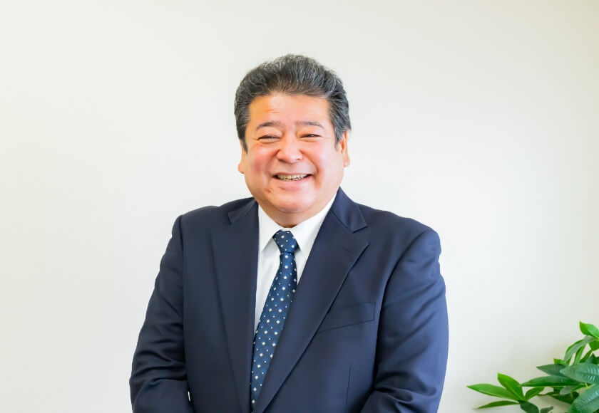 南代表　笑顔　立ち姿