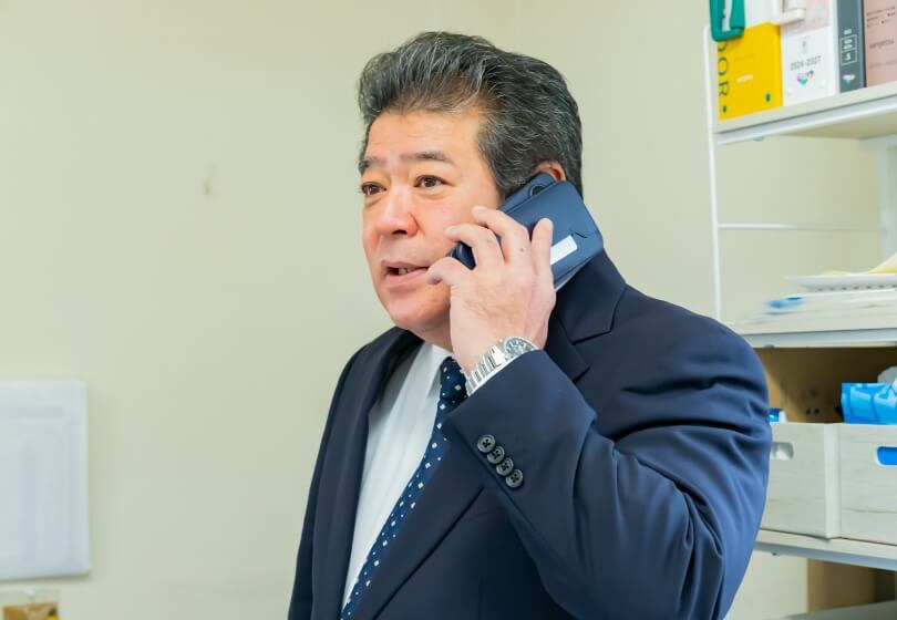 南代表　電話をする様子