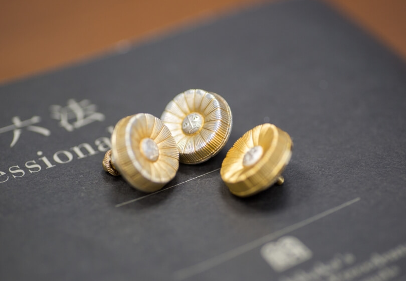 弁護士バッジと六法全書