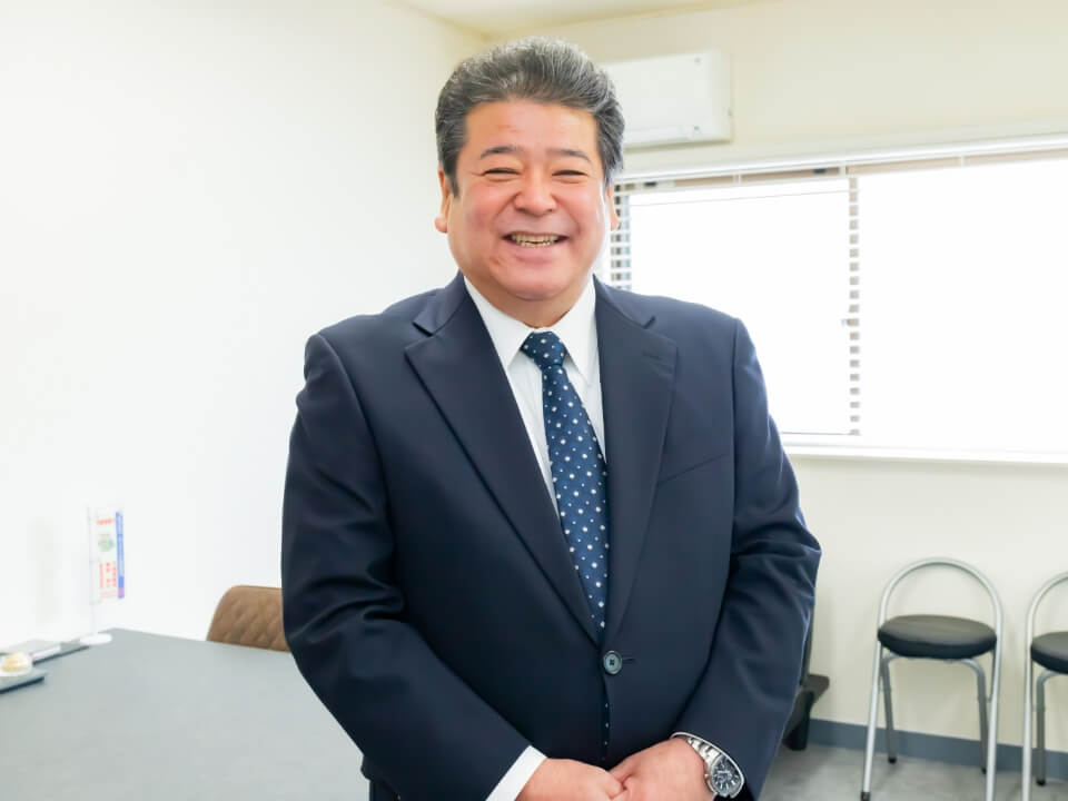 南代表　笑顔　立ち姿